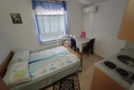 Maslenica - kuća sa 4. ap. i velikim dvorištem, pogled na more i blizina mora! 349000€, Jasenice, بيت