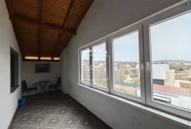 Maslenica - kuća sa 4. ap. i velikim dvorištem, pogled na more i blizina mora! 349000€, Jasenice, بيت