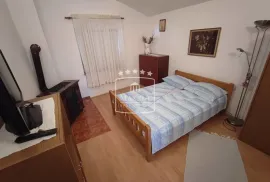 Maslenica - kuća sa 4. ap. i velikim dvorištem, pogled na more i blizina mora! 349000€, Jasenice, بيت