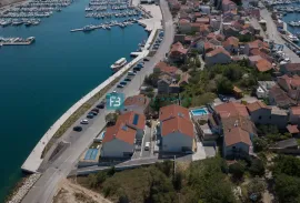 ŠIBENIK, novo, moderna namještena vila, 2. red do mora, dvorište, Šibenik, بيت