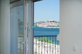 ŠIBENIK, novo, moderna namještena vila, 2. red do mora, dvorište, Šibenik, Haus