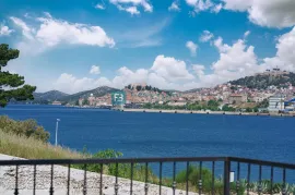 ŠIBENIK, novo, moderna namještena vila, 2. red do mora, dvorište, Šibenik, بيت