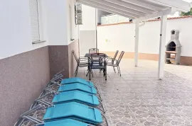 Crikvenica, Dramalj - Kuća P+1 sa bazenom i 4 parkinga, 250m2, Crikvenica, Famiglia