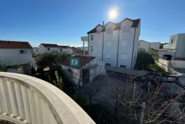 VODICE, namještena samostojeća kuća, 3 odvojena stana, vrt, garaža, Vodice, Kuća