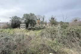 Istra, Pula, Šišan - pravokutno građevinsko zemljište s pristupom 679 m2 - mirna lokacija, Pula, Terrain