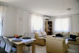 Otok Krk, Gostinjac - kuća 160m2 sa bazenom, Dobrinj, Famiglia