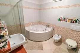 Prekrasan četverosoban stan 130m2 s vrtom i 2 PM !!!, Zagreb, Flat