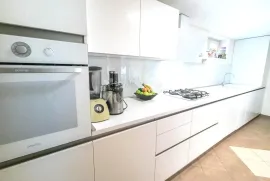 Prekrasan četverosoban stan 130m2 s vrtom i 2 PM !!!, Zagreb, Flat