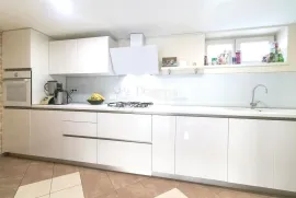 Prekrasan četverosoban stan 130m2 s vrtom i 2 PM !!!, Zagreb, Flat