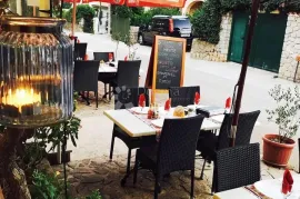 ARTATORE, KUĆA S RENOMIRANIM RESTORANOM...PRILIKA!!!!, Mali Lošinj, Famiglia