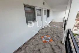 ZADAR, VIR - Kuća s čak 5 apartmana! 3 minute hoda udaljena od dviju plaža!, Vir, Famiglia