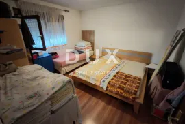 ZADAR, VIR - Kuća s čak 5 apartmana! 3 minute hoda udaljena od dviju plaža!, Vir, Famiglia