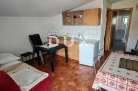 ZADAR, VIR - Kuća s čak 5 apartmana! 3 minute hoda udaljena od dviju plaža!, Vir, Famiglia