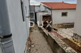 ZADAR, VIR - Kuća s čak 5 apartmana! 3 minute hoda udaljena od dviju plaža!, Vir, Famiglia