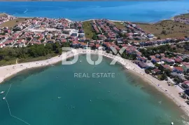 ZADAR, VIR - Kuća s čak 5 apartmana! 3 minute hoda udaljena od dviju plaža!, Vir, Famiglia