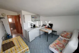 ZADAR, VIR - Kuća s čak 5 apartmana! 3 minute hoda udaljena od dviju plaža!, Vir, Famiglia