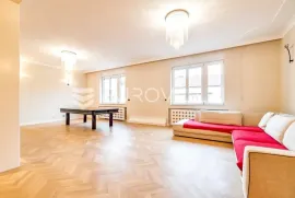 Zagreb, Trg bana Jelačića, komforan trosoban stan NKP 160 m2, parking, Zagreb, Appartment