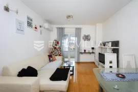 Rijeka, Srdoči, dvosoban stan NKP 50 m² s privatnim tavanom od 140 m², Rijeka, Διαμέρισμα