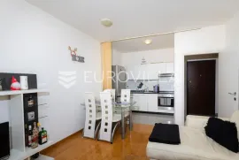 Rijeka, Srdoči, dvosoban stan NKP 50 m² s privatnim tavanom od 140 m², Rijeka, Wohnung