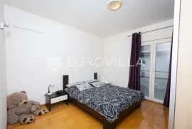 Rijeka, Srdoči, dvosoban stan NKP 50 m² s privatnim tavanom od 140 m², Rijeka, Wohnung