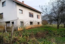 Vojnić - Kuća s velikom okućnicom, Vojnić, Casa