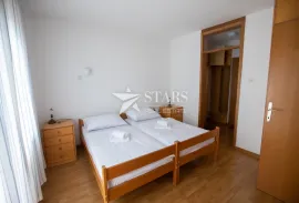 Otok Krk-Malinska, samostojeća apartmanska kuća, Malinska-Dubašnica, Casa