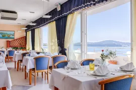 PREKRASAN OBITELJSKI HOTEL SA RESTORANOM, 80m DO MORA!, Seget, Immobili commerciali