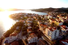 PREKRASAN OBITELJSKI HOTEL SA RESTORANOM, 80m DO MORA!, Seget, Immobili commerciali