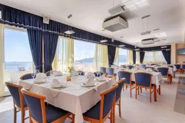 PREKRASAN OBITELJSKI HOTEL SA RESTORANOM, 80m DO MORA!, Seget, Immobili commerciali