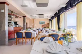 PREKRASAN OBITELJSKI HOTEL SA RESTORANOM, 80m DO MORA!, Seget, Immobili commerciali