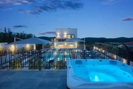 Elegant Modern Villa with a Luxurious Estate and Pool in Istria, Sveti Lovreč, بيت