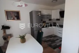 Split, Kocunar, komforan, renoviran trosoban stan površine 78,2m2, Split, Flat