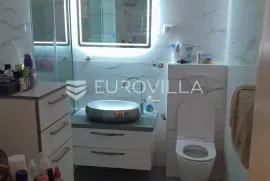 Split, Kocunar, komforan, renoviran trosoban stan površine 78,2m2, Split, Daire