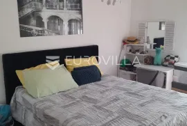 Split, Kocunar, komforan, renoviran trosoban stan površine 78,2m2, Split, Apartamento