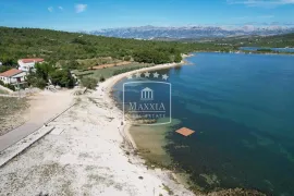 Pridraga - građevinsko zemljište 2162m2; odlična prilika! 109000€, Novigrad, Tierra