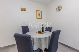 Malinska, apartman sa okućnicom, Malinska-Dubašnica, Appartamento