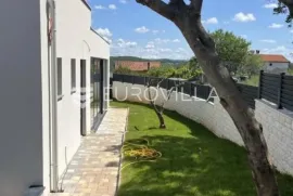 Istra, Rovinjsko selo, luksuzna prizemnica veličine 218m2 s bazenom, jacuzzijem i saunom, Rovinj, Haus