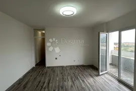 Renoviran stan s mogućnošću dodatne sobe - Vidikovac., Pula, Appartement