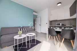 PREKRASNA APARTMANSKA VILA NA BRAČU DRUGI RED DO MORA, Postira, Дом