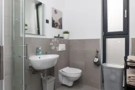 PREKRASNA APARTMANSKA VILA NA BRAČU DRUGI RED DO MORA, Postira, Дом