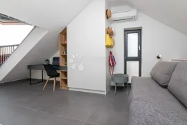 PREKRASNA APARTMANSKA VILA NA BRAČU DRUGI RED DO MORA, Postira, Дом