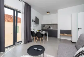 PREKRASNA APARTMANSKA VILA NA BRAČU DRUGI RED DO MORA, Postira, Дом