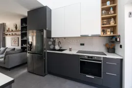 PREKRASNA APARTMANSKA VILA NA BRAČU DRUGI RED DO MORA, Postira, Дом