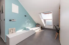 PREKRASNA APARTMANSKA VILA NA BRAČU DRUGI RED DO MORA, Postira, Дом