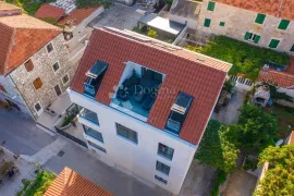 PREKRASNA APARTMANSKA VILA NA BRAČU DRUGI RED DO MORA, Postira, Дом