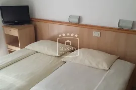 Biograd na Moru - hostel s 18 soba, uhodani posao, PRILIKA! 490000€, Biograd Na Moru, Poslovni prostor