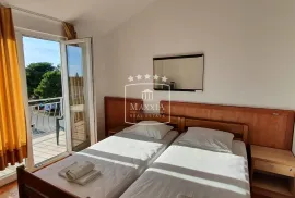 Biograd na Moru - hostel s 18 soba, uhodani posao, PRILIKA! 490000€, Biograd Na Moru, Poslovni prostor