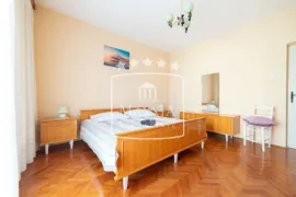 Bibinje - kuća katnica cca 150 m od mora i uređene plaže! 495000€, Bibinje, Ev