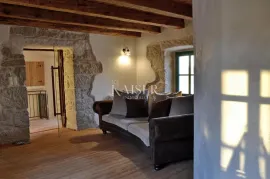 Otok Krk, Malinska- kamena kuća 120m2 s bazenom, Malinska-Dubašnica, Casa