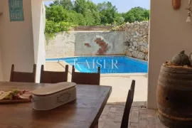 Otok Krk, Malinska- kamena kuća 120m2 s bazenom, Malinska-Dubašnica, Casa